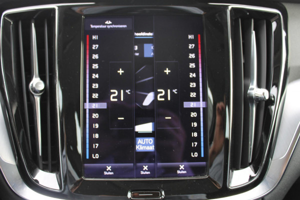 Volvo V60 T6 340PK Automaat Recharge AWD Business Pro Road Sign Information / Adaptieve Cruise Control / 18" lichtmetalen velgen / Stoelverwarming / Stuurwielverwarming /