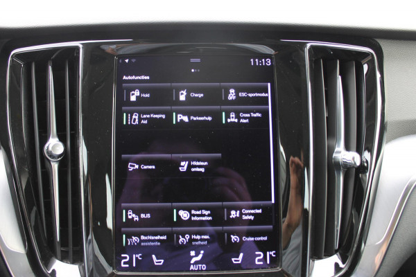 Volvo V60 T6 340PK Automaat Recharge AWD Business Pro Road Sign Information / Adaptieve Cruise Control / 18" lichtmetalen velgen / Stoelverwarming / Stuurwielverwarming /