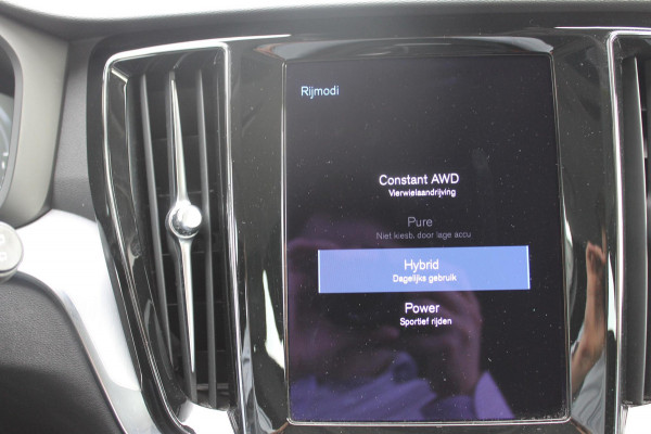 Volvo V60 T6 340PK Automaat Recharge AWD Business Pro Road Sign Information / Adaptieve Cruise Control / 18" lichtmetalen velgen / Stoelverwarming / Stuurwielverwarming /