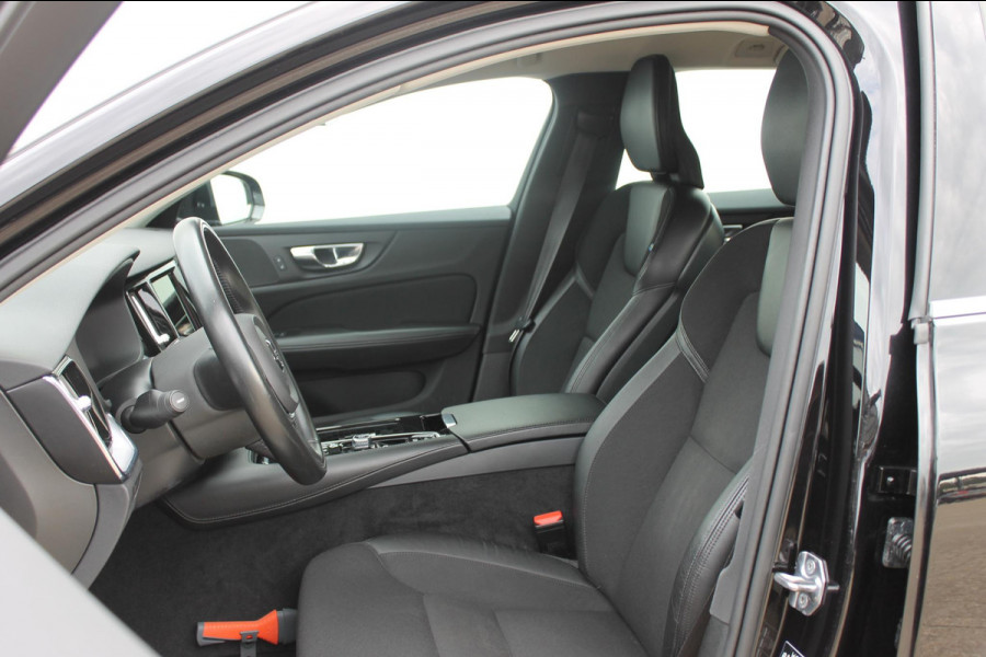 Volvo V60 T6 340PK Automaat Recharge AWD Business Pro Road Sign Information / Adaptieve Cruise Control / 18" lichtmetalen velgen / Stoelverwarming / Stuurwielverwarming /