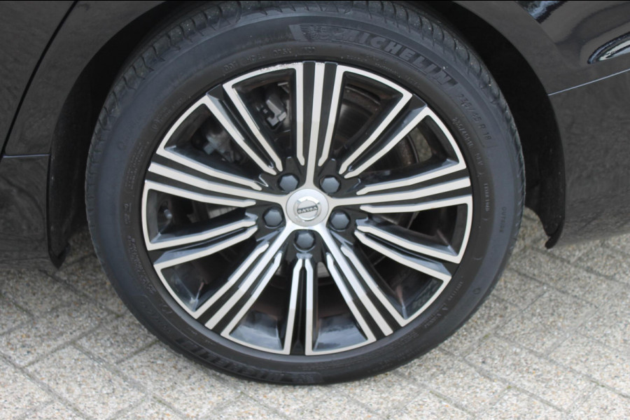 Volvo V60 T6 340PK Automaat Recharge AWD Business Pro Road Sign Information / Adaptieve Cruise Control / 18" lichtmetalen velgen / Stoelverwarming / Stuurwielverwarming /