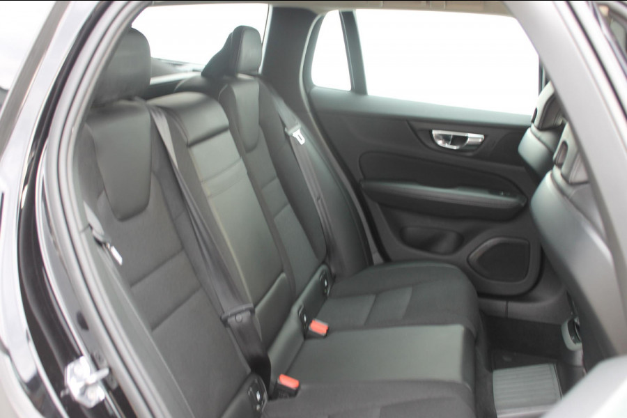 Volvo V60 T6 340PK Automaat Recharge AWD Business Pro Road Sign Information / Adaptieve Cruise Control / 18" lichtmetalen velgen / Stoelverwarming / Stuurwielverwarming /