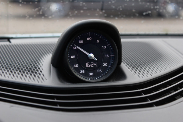Porsche Taycan Turbo 93 kWh / Panoramadak / 360Camera / Head-up / Burmester / Luchtvering / 20'' / InnoDrive / Sportchrono+Design / Keyless / Adaptieve Stoelen / Dodehoek / DAB / Warmtepomp