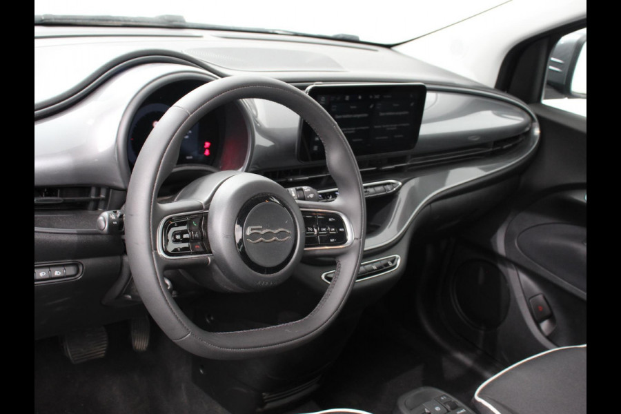 Fiat 500E Berline 42 kWh Automaat Climate control Cruise control Achteruitrijcamera Led Navigatie Apple Carplay/ Android Auto Lichtmetalen velgen Stoelverwarming