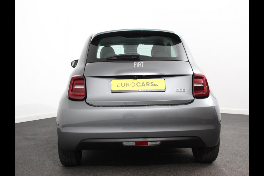 Fiat 500E Berline 42 kWh Automaat Climate control Cruise control Achteruitrijcamera Led Navigatie Apple Carplay/ Android Auto Lichtmetalen velgen Stoelverwarming