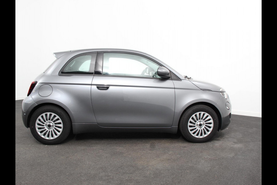 Fiat 500E Berline 42 kWh Automaat Climate control Cruise control Achteruitrijcamera Led Navigatie Apple Carplay/ Android Auto Lichtmetalen velgen Stoelverwarming