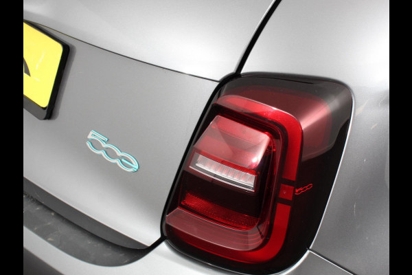 Fiat 500E Berline 42 kWh Automaat Climate control Cruise control Achteruitrijcamera Led Navigatie Apple Carplay/ Android Auto Lichtmetalen velgen Stoelverwarming