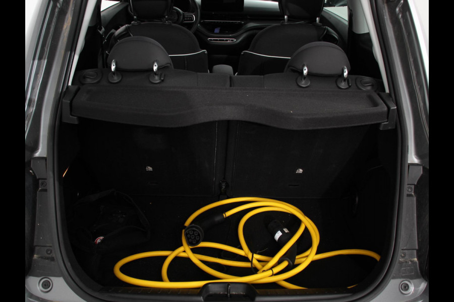 Fiat 500E Berline 42 kWh Automaat Climate control Cruise control Achteruitrijcamera Led Navigatie Apple Carplay/ Android Auto Lichtmetalen velgen Stoelverwarming
