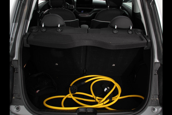 Fiat 500E Berline 42 kWh Automaat Climate control Cruise control Achteruitrijcamera Led Navigatie Apple Carplay/ Android Auto Lichtmetalen velgen Stoelverwarming