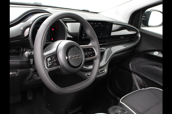 Fiat 500E Berline 42 kWh Automaat Climate control Cruise control Achteruitrijcamera Led Navigatie Apple Carplay/ Android Auto Lichtmetalen velgen Stoelverwarming