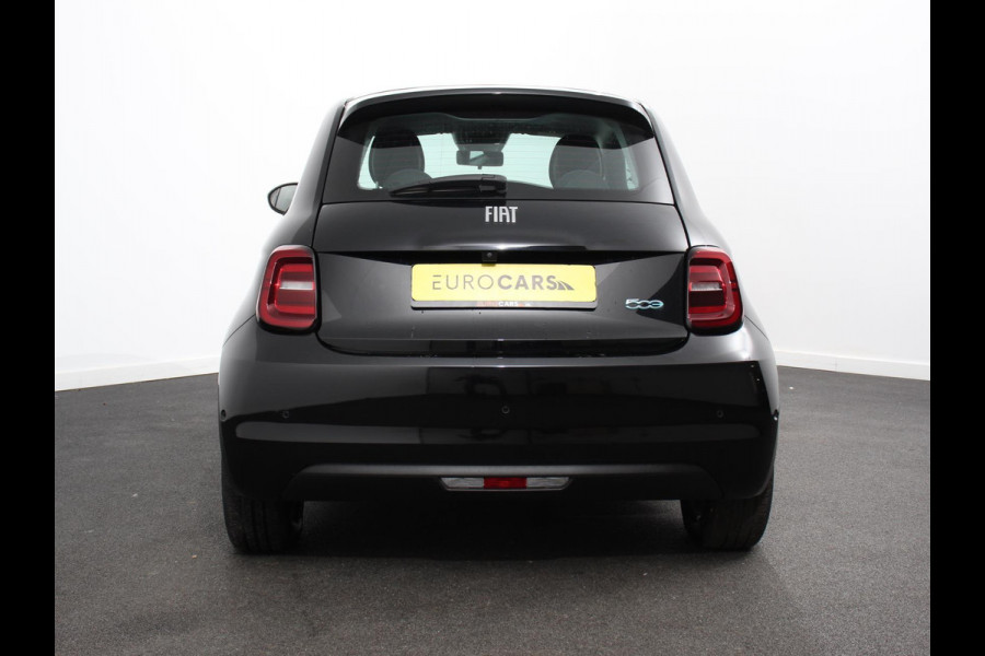 Fiat 500E Berline 42 kWh Automaat Climate control Cruise control Achteruitrijcamera Led Navigatie Apple Carplay/ Android Auto Lichtmetalen velgen Stoelverwarming