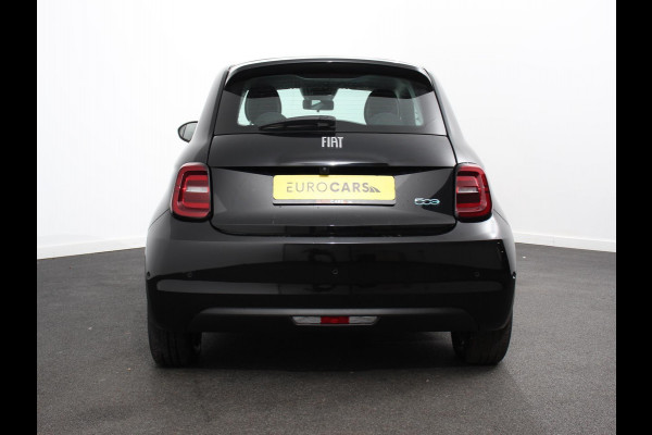 Fiat 500E Berline 42 kWh Automaat Climate control Cruise control Achteruitrijcamera Led Navigatie Apple Carplay/ Android Auto Lichtmetalen velgen Stoelverwarming