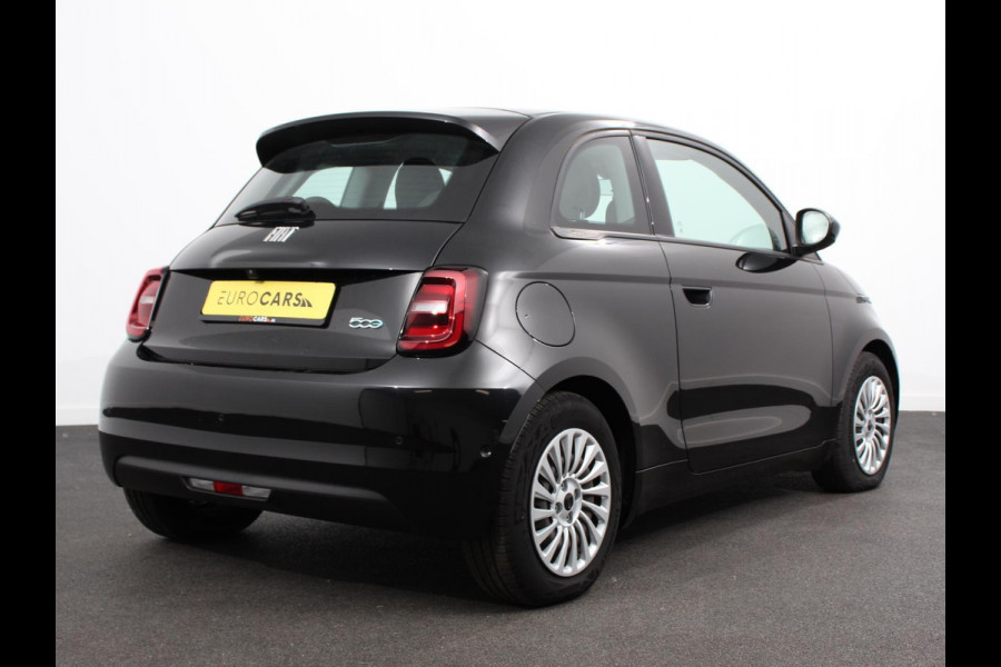 Fiat 500E Berline 42 kWh Automaat Climate control Cruise control Achteruitrijcamera Led Navigatie Apple Carplay/ Android Auto Lichtmetalen velgen Stoelverwarming