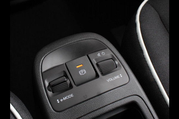 Fiat 500E Berline 42 kWh Automaat Climate control Cruise control Achteruitrijcamera Led Navigatie Apple Carplay/ Android Auto Lichtmetalen velgen Stoelverwarming