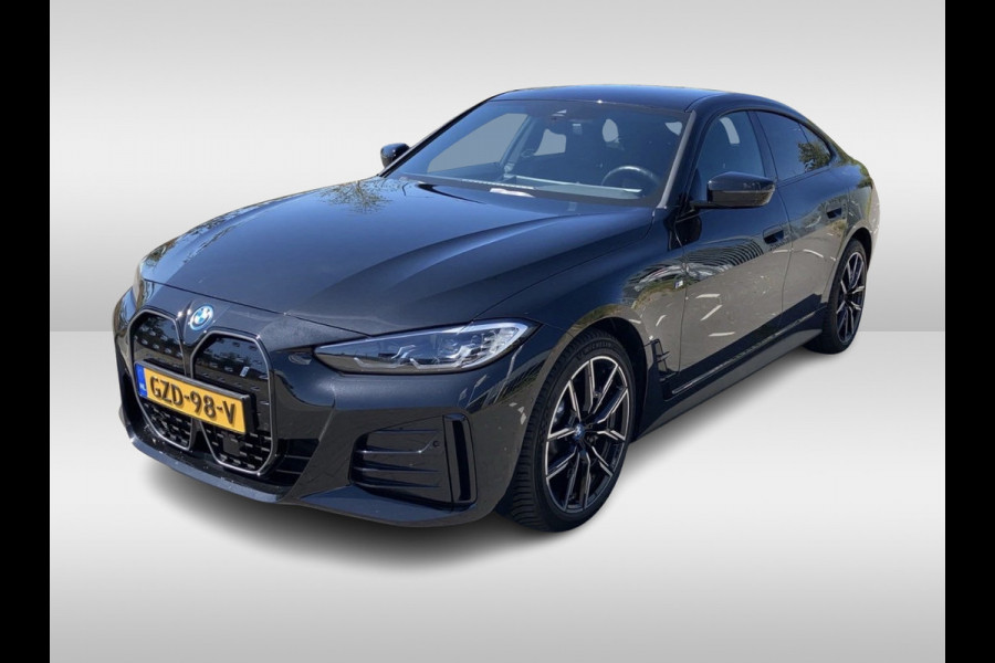 BMW i4 eDrive35 70 kWh M Sport / Camera / Leer&Alcantara / CarPlay / Luchtvering / Sfeerverlichting / 19'' / DAB / ACC Getint glas