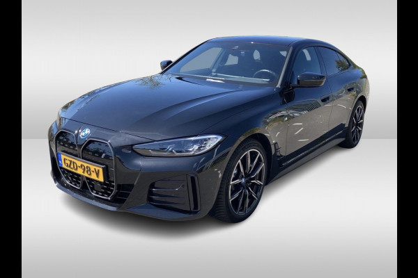 BMW i4 eDrive35 70 kWh M Sport / Camera / Leer&Alcantara / CarPlay / Luchtvering / Sfeerverlichting / 19'' / DAB / ACC Getint glas