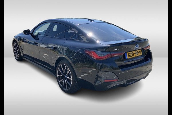 BMW i4 eDrive35 70 kWh M Sport / Camera / Leer&Alcantara / CarPlay / Luchtvering / Sfeerverlichting / 19'' / DAB / ACC Getint glas