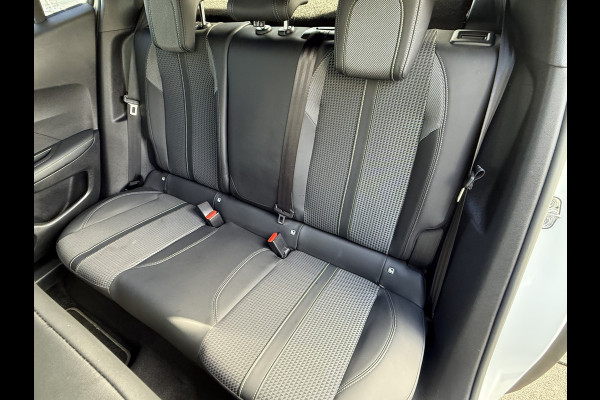 Peugeot 2008 BWJ 2021 | 1.2T 131PK GT | PANO DAK | TREKHAAK | CLIMA | NAVI | LEDER/STOF | CAMERA A | PDC | CARPLAY |
