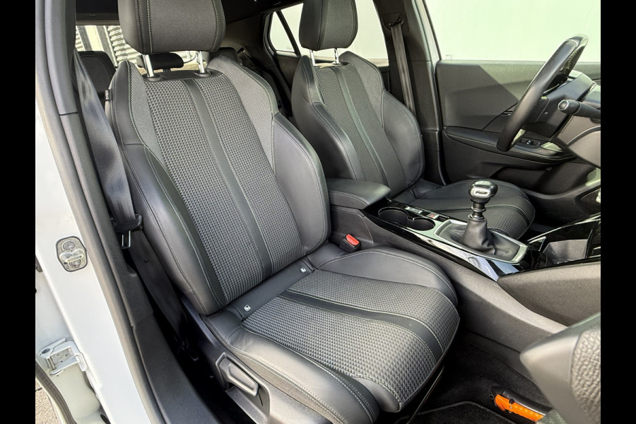 Peugeot 2008 BWJ 2021 | 1.2T 131PK GT | PANO DAK | TREKHAAK | CLIMA | NAVI | LEDER/STOF | CAMERA A | PDC | CARPLAY |