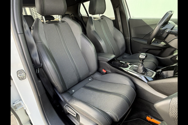 Peugeot 2008 BWJ 2021 | 1.2T 131PK GT | PANO DAK | TREKHAAK | CLIMA | NAVI | LEDER/STOF | CAMERA A | PDC | CARPLAY |