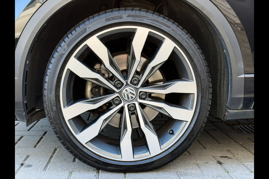 Volkswagen T-Roc 1.5 TSI Sport 3x R-Line Pano | Keyless | Camera | Trekhaak | ACC | LED | NL Auto