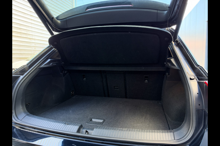 Volkswagen T-Roc 1.5 TSI Sport 3x R-Line Pano | Keyless | Camera | Trekhaak | ACC | LED | NL Auto