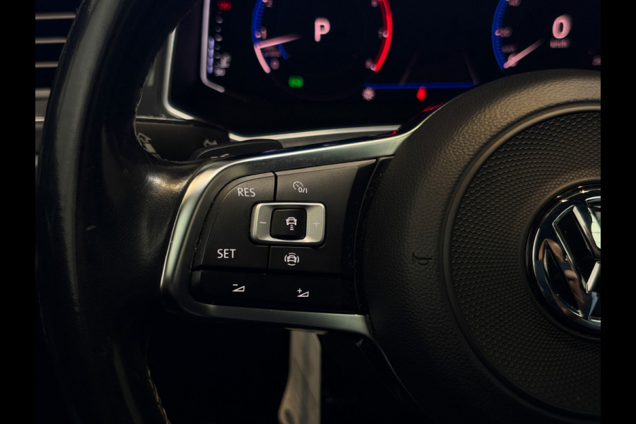 Volkswagen T-Roc 1.5 TSI Sport 3x R-Line Pano | Keyless | Camera | Trekhaak | ACC | LED | NL Auto