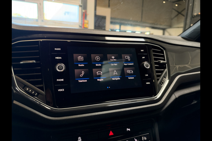 Volkswagen T-Roc 1.5 TSI Sport 3x R-Line Pano | Keyless | Camera | Trekhaak | ACC | LED | NL Auto