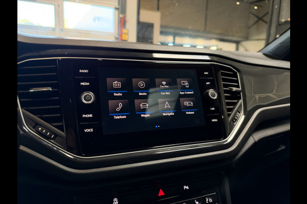 Volkswagen T-Roc 1.5 TSI Sport 3x R-Line Pano | Keyless | Camera | Trekhaak | ACC | LED | NL Auto