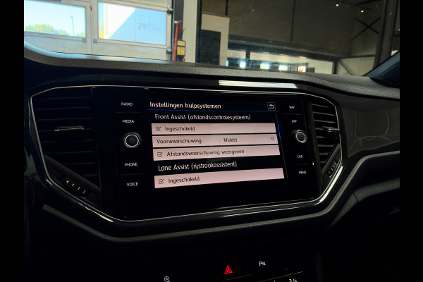Volkswagen T-Roc 1.5 TSI Sport 3x R-Line Pano | Keyless | Camera | Trekhaak | ACC | LED | NL Auto