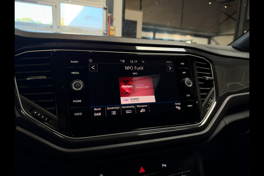 Volkswagen T-Roc 1.5 TSI Sport 3x R-Line Pano | Keyless | Camera | Trekhaak | ACC | LED | NL Auto