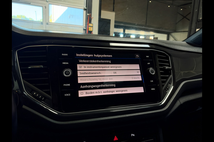 Volkswagen T-Roc 1.5 TSI Sport 3x R-Line Pano | Keyless | Camera | Trekhaak | ACC | LED | NL Auto