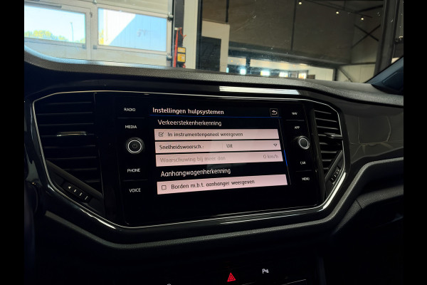 Volkswagen T-Roc 1.5 TSI Sport 3x R-Line Pano | Keyless | Camera | Trekhaak | ACC | LED | NL Auto