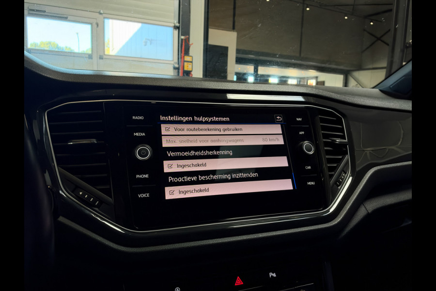 Volkswagen T-Roc 1.5 TSI Sport 3x R-Line Pano | Keyless | Camera | Trekhaak | ACC | LED | NL Auto