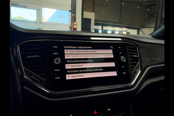 Volkswagen T-Roc 1.5 TSI Sport 3x R-Line Pano | Keyless | Camera | Trekhaak | ACC | LED | NL Auto