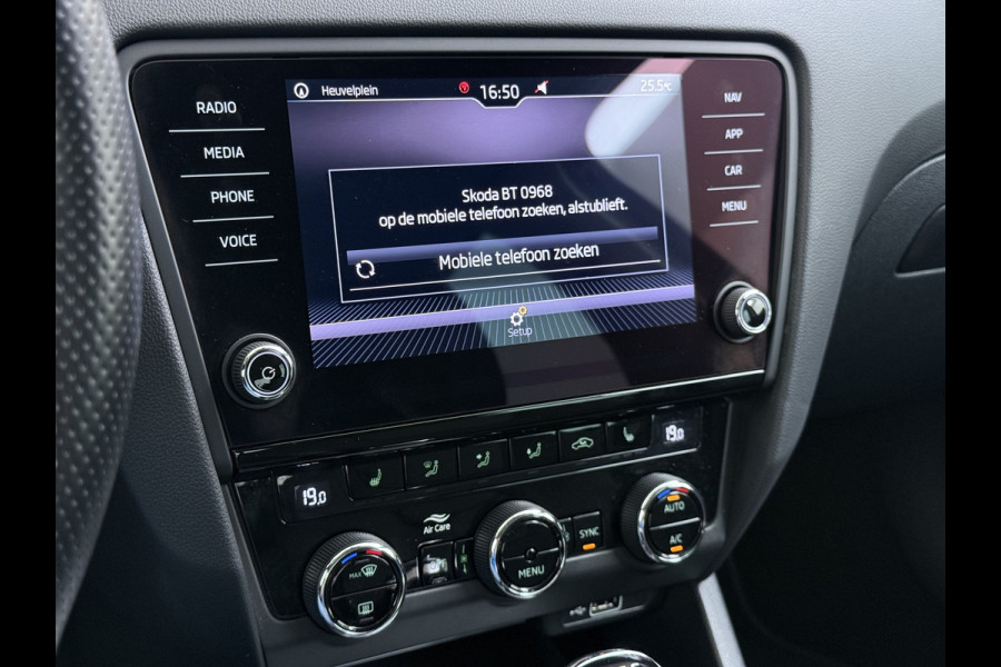 Škoda Octavia 116PK 5Drs Automaat Stoelverwarming Apple Carplay/Android Auto Navi Ecc Bluetooth Cruise Control Pdc Ambition Business Lmv Led Smartlink DSG All Season banden Privacy Glas 1e Eigenaar Dealeronderhouden Origineel Nederlandse Auto