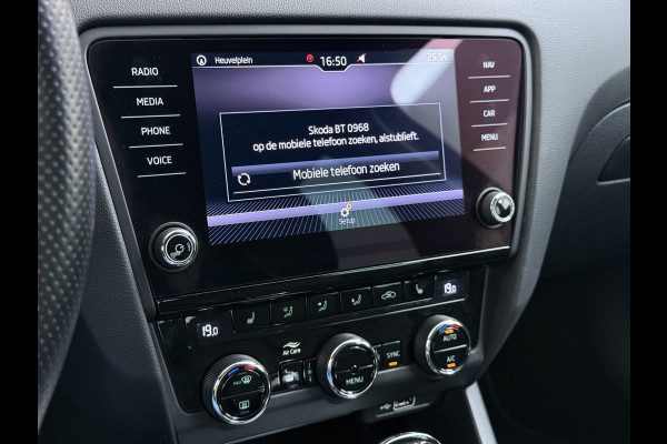 Škoda Octavia 116PK 5Drs Automaat Stoelverwarming Apple Carplay/Android Auto Navi Ecc Bluetooth Cruise Control Pdc Ambition Business Lmv Led Smartlink DSG All Season banden Privacy Glas 1e Eigenaar Dealeronderhouden Origineel Nederlandse Auto