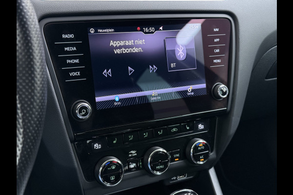 Škoda Octavia 116PK 5Drs Automaat Stoelverwarming Apple Carplay/Android Auto Navi Ecc Bluetooth Cruise Control Pdc Ambition Business Lmv Led Smartlink DSG All Season banden Privacy Glas 1e Eigenaar Dealeronderhouden Origineel Nederlandse Auto