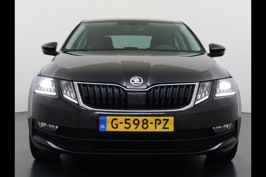 Škoda Octavia 116PK 5Drs Automaat Stoelverwarming Apple Carplay/Android Auto Navi Ecc Bluetooth Cruise Control Pdc Ambition Business Lmv Led Smartlink DSG All Season banden Privacy Glas 1e Eigenaar Dealeronderhouden Origineel Nederlandse Auto
