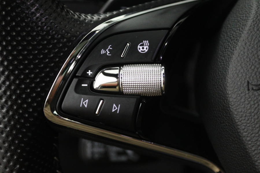 Škoda Karoq 1.5 TSI ACT Sportline Business (PANORAMADAK, TREKHAAK, STOEL/STUUR VERWARMING, CAMERA)
