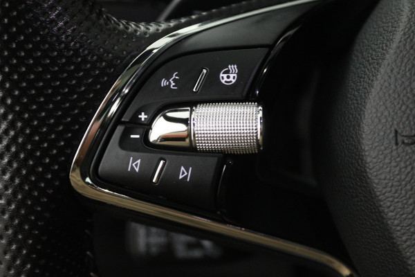 Škoda Karoq 1.5 TSI ACT Sportline Business (PANORAMADAK, TREKHAAK, STOEL/STUUR VERWARMING, CAMERA)