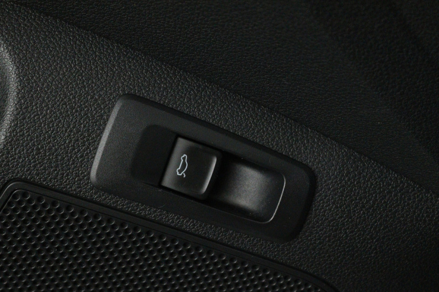 Škoda Karoq 1.5 TSI ACT Sportline Business (PANORAMADAK, TREKHAAK, STOEL/STUUR VERWARMING, CAMERA)