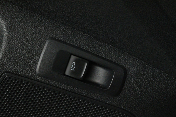 Škoda Karoq 1.5 TSI ACT Sportline Business (PANORAMADAK, TREKHAAK, STOEL/STUUR VERWARMING, CAMERA)
