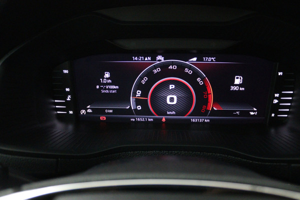 Škoda Karoq 1.5 TSI ACT Sportline Business (PANORAMADAK, TREKHAAK, STOEL/STUUR VERWARMING, CAMERA)