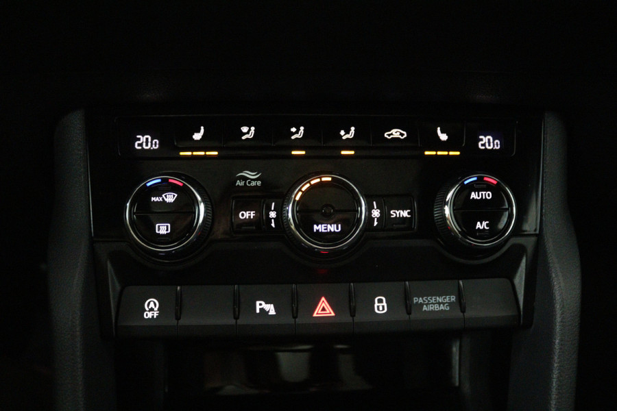 Škoda Karoq 1.5 TSI ACT Sportline Business (PANORAMADAK, TREKHAAK, STOEL/STUUR VERWARMING, CAMERA)