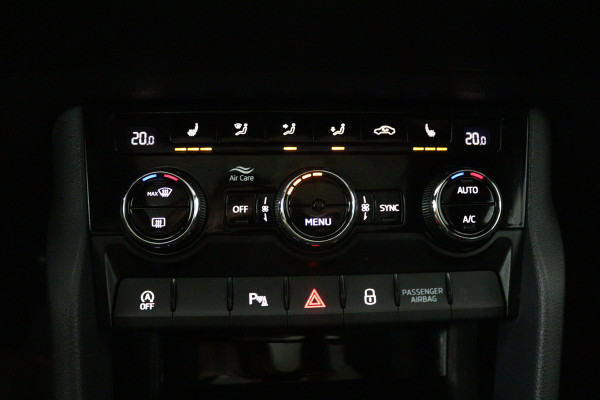 Škoda Karoq 1.5 TSI ACT Sportline Business (PANORAMADAK, TREKHAAK, STOEL/STUUR VERWARMING, CAMERA)