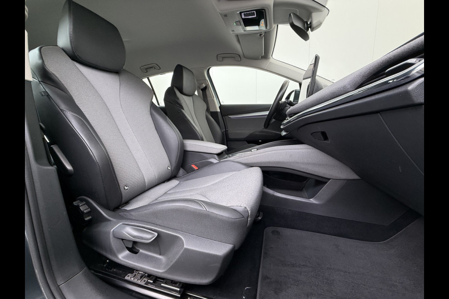 Škoda ENYAQ iV 80 204PK Trekhaak Warmtepomp Stuur+Stoelverwarming 3-Zone Ecc Camera Apple Carplay Android Auto P-Assist SOH 87% Isofix Pdc Lmv Led DAB Cruise Control Rijstrooksensor 1.000KG Trekgewicht Origineel Nederlandse Auto