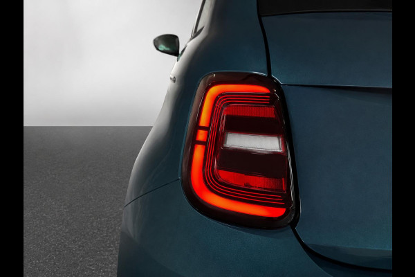 Fiat 500E 42 kWh DEMO ! Navigatie by Apple Carplay Android Auto camera Parkeersensoren rondom Dodehoekdetectie Cruise Control Stoelverwarming Keyless Entry Climate Control