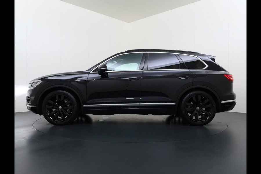 Volkswagen Touareg 3.0 TSI Elegance LUCHTVERING| ELEK. TREKHAAK| LEDER| PANO | STOELVENTILATIE + MASSAGE| ACHTERBANK VERWARMD| MEMORY STOEL| 360 CAMERA| MEGA VOL!| RIJKLAAR!! |