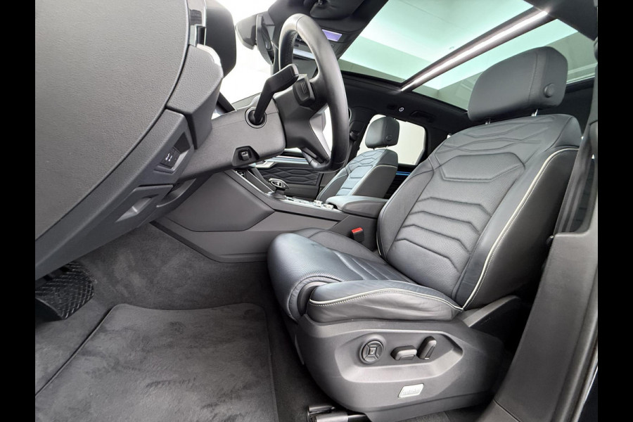 Volkswagen Touareg 3.0 TSI Elegance LUCHTVERING| ELEK. TREKHAAK| LEDER| PANO | STOELVENTILATIE + MASSAGE| ACHTERBANK VERWARMD| MEMORY STOEL| 360 CAMERA| MEGA VOL!| RIJKLAAR!! |